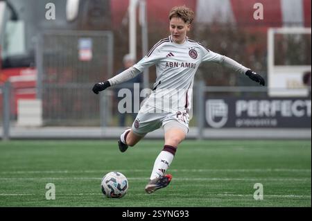 Heerlen, Niederlande. März 2025. Heerlen, Niederlande, 01. März 2025: ISA Kardinaal (26 Ajax) schießt den Ball während des Azerion Vrouwen Eredivisie-Spiels zwischen Fortuna Sittard Vrouwen und Ajax Vrouwen im Sportpark Pronsebroek in Heerlen (Niederlande) (Martin Pitsch/SPP) Credit: SPP Sport Press Photo. /Alamy Live News Stockfoto