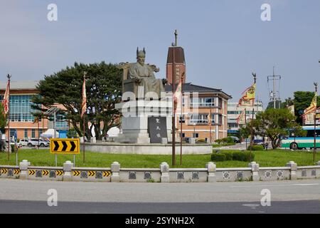 Buyeo County, Südkorea - 27. Mai 2021: Eine Bronzestatue des Königs Seong von Baekje befindet sich im Sobangseo Rotary im Zentrum von Buyeo, umgeben von B Stockfoto