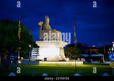 Buyeo County, Südkorea - 27. Mai 2021: Eine beleuchtete Statue des Königs Seong von Baekje steht am Sobangseo Rotary in der Innenstadt von Buyeo und erinnert an Hi Stockfoto