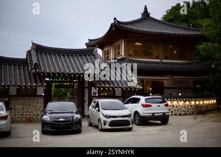 Buyeo County, Südkorea - 27. Mai 2021: Ein traditionelles koreanisches Restaurant in der Nähe des Stadtzentrums von Buyeo County, mit Architektur im hanok-Stil mit gefliestem Ro Stockfoto