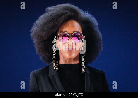 London, Großbritannien. März 2025. Die Brillen-Laufsteg-Shows sind bei Besuchern beliebt und zeigen die neuesten Trends bei Brillen und Sonnenbrillen. 100% Optical ist die größte optische Veranstaltung in Großbritannien und zieht rund 10.000 optische Fachleute aus dem Vereinigten Königreich und dem Ausland sowie Aussteller aus internationalen Optikmärkten in den Bereichen Brillen, Linsen, optische Technologie, Bildung, Forschung und verwandte Bereiche an. Sie läuft im März 1-3 im Excel London. Quelle: Imageplotter/Alamy Live News Stockfoto