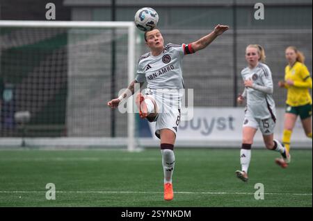Heerlen, Niederlande. März 2025. Heerlen, Niederlande, 01. März 2025: Sherida Spitse (8 Ajax) kontrolliert den Ball während des Azerion Vrouwen Eredivisie-Spiels zwischen Fortuna Sittard Vrouwen und Ajax Vrouwen im Sportpark Pronsebroek in Heerlen (Niederlande) (Martin Pitsch/SPP) Credit: SPP Sport Press Photo. /Alamy Live News Stockfoto