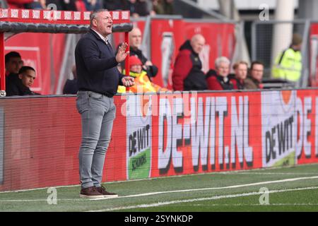 Utrecht, Niederlande. März 2025. UTRECHT, NIEDERLANDE - 1. MÄRZ: Cheftrainer Ron Jans des FC Utrecht während des niederländischen Eredivisie-Spiels zwischen dem FC Utrecht und NAC Breda im Stadion de Galgenwaard am 1. März 2025 in Utrecht, Niederlande. (Foto: Ben Gal/Orange Pictures) Credit: Orange Pics BV/Alamy Live News Stockfoto