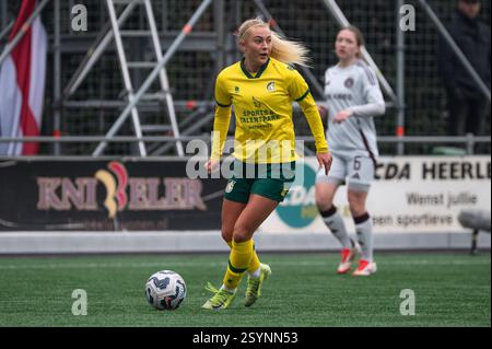 Heerlen, Niederlande. März 2025. Heerlen, Niederlande, 01. März 2025: Venla Lindfors (7 Fortuna Sittard Vrouwen) kontrolliert den Ball während des Azerion Vrouwen Eredivisie Spiels zwischen Fortuna Sittard Vrouwen und Ajax Vrouwen im Sportpark Pronsebroek in Heerlen (Niederlande) (Martin Pitsch/SPP) Credit: SPP Sport Press Photo. /Alamy Live News Stockfoto