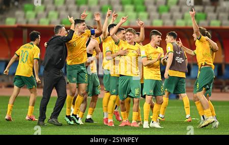 Shenzhen, chinesische Provinz Guangdong. März 2025. Die Spieler Australiens feiern, nachdem sie das Finale zwischen Australien und Saudi-Arabien beim AFC U20 Asian Cup-Fußballturnier in Shenzhen, der südchinesischen Provinz Guangdong, am 1. März 2025 gewonnen haben. Quelle: Deng Hua/Xinhua/Alamy Live News Stockfoto