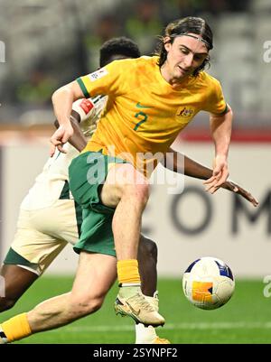 Shenzhen, chinesische Provinz Guangdong. März 2025. Daniel Bennie (Front) aus Australien bricht beim Finale zwischen Australien und Saudi-Arabien beim AFC U20 Asian Cup Fußballturnier in Shenzhen, südchinesischer Provinz Guangdong, am 1. März 2025 durch. Quelle: Deng Hua/Xinhua/Alamy Live News Stockfoto
