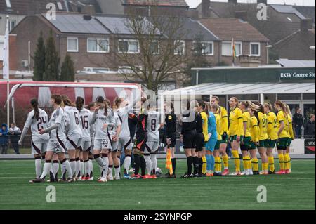 Heerlen, Niederlande. März 2025. Heerlen, Niederlande, 01. März 2025: Spieler von Fortuna Sittard Vrouwen und Spieler von Ajax Vrouwen vor dem Spiel Eredivisie zwischen Fortuna Sittard Vrouwen und Ajax Vrouwen im Sportpark Pronsebroek in Heerlen, Niederlande (Martin Pitsch/SPP) Credit: SPP Sport Press Photo. /Alamy Live News Stockfoto