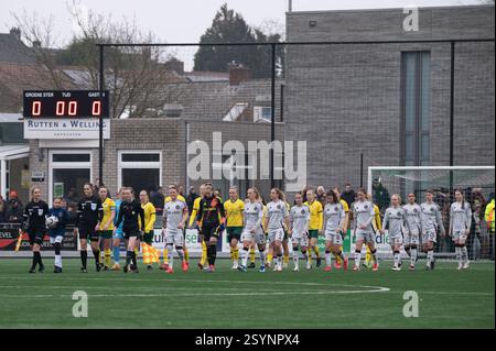 Heerlen, Niederlande. März 2025. Heerlen, Niederlande, 01. März 2025: Spieler von Fortuna Sittard Vrouwen und Spieler von Ajax Vrouwen vor dem Spiel während des Azerion Vrouwen Eredivisie Spiels zwischen Fortuna Sittard Vrouwen und Ajax Vrouwen im Sportpark Pronsebroek in Heerlen, Niederlande (Martin Pitsch/SPP) Credit: SPP Sport Press Photo. /Alamy Live News Stockfoto