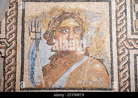 Römische Mosaiktafel mit dem Sommer, ausgestellt im Museo de la Ciudad de Carmona, Carmona, Andalusien, Spanien Stockfoto