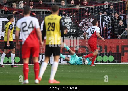 Utrecht, Niederlande. März 2025. UTRECHT, NIEDERLANDE - 1. MÄRZ: Torhüter Daniel Bielica vom NAC Breda, Jens Toornstra vom FC Utrecht während des niederländischen Eredivisie-Spiels zwischen FC Utrecht und NAC Breda im Stadion de Galgenwaard am 1. März 2025 in Utrecht, Niederlande. (Foto: Ben Gal/Orange Pictures) Credit: Orange Pics BV/Alamy Live News Stockfoto