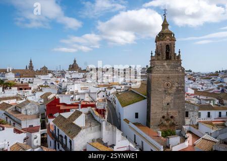 Blick vom Alcázar de la Puerta de Sevilla auf das Stadtzentrum von Carmona, Andalusien, Südspanien. Stockfoto