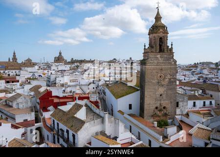 Blick vom Alcázar de la Puerta de Sevilla auf das Stadtzentrum von Carmona, Andalusien, Südspanien. Stockfoto