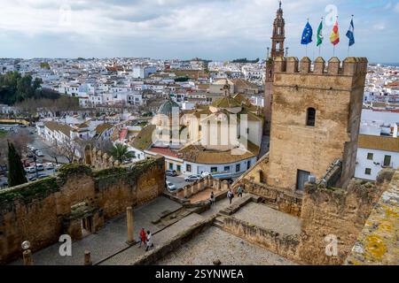 Blick vom Alcázar de la Puerta de Sevilla auf das Stadtzentrum von Carmona, Andalusien, Südspanien. Stockfoto