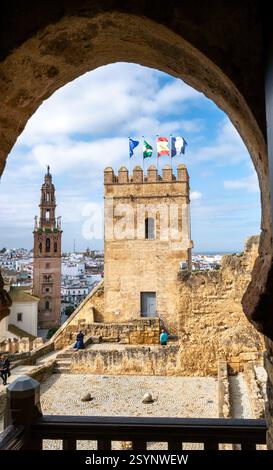 Blick vom Alcázar de la Puerta de Sevilla auf das Stadtzentrum von Carmona, Andalusien, Südspanien. Stockfoto