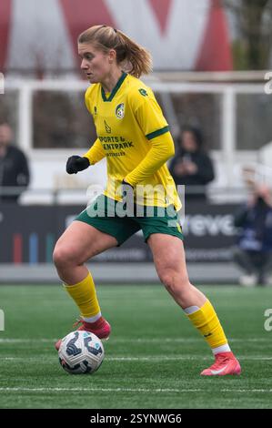Heerlen, Niederlande. März 2025. Heerlen, Niederlande, 01. März 2025: Femke Prins (9 Fortuna Sittard Vrouwen) kontrolliert den Ball während des Azerion Vrouwen Eredivisie Spiels zwischen Fortuna Sittard Vrouwen und Ajax Vrouwen im Sportpark Pronsebroek in Heerlen (Niederlande) (Martin Pitsch/SPP). /Alamy Live News Stockfoto