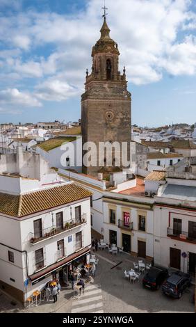 Blick vom Alcázar de la Puerta de Sevilla auf das Stadtzentrum von Carmona, Andalusien, Südspanien. Stockfoto