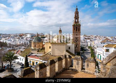 Blick vom Alcázar de la Puerta de Sevilla auf das Stadtzentrum von Carmona, Andalusien, Südspanien. Stockfoto