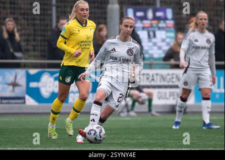 Heerlen, Niederlande. März 2025. Heerlen, Niederlande, 01. März 2025: Rosa van Gool (21 Ajax) kontrolliert den Ball während des Azerion Vrouwen Eredivisie-Spiels zwischen Fortuna Sittard Vrouwen und Ajax Vrouwen im Sportpark Pronsebroek in Heerlen (Niederlande) (Martin Pitsch/SPP) Credit: SPP Sport Press Photo. /Alamy Live News Stockfoto