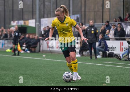 Heerlen, Niederlande. März 2025. Heerlen, Niederlande, 01. März 2025: ISA Dekker (11 Fortuna Sittard Vrouwen) kontrolliert den Ball während des Azerion Vrouwen Eredivisie Spiels zwischen Fortuna Sittard Vrouwen und Ajax Vrouwen im Sportpark Pronsebroek in Heerlen (Niederlande) (Martin Pitsch/SPP). /Alamy Live News Stockfoto