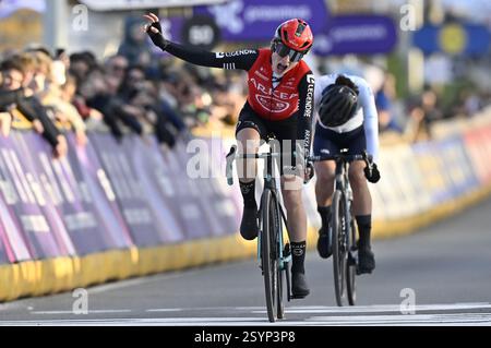 Ninove, Belgien. März 2025. Belgische Lotte Claes of Arkea - B&B Hotels Women gewinnt vor der polnischen Aurela Nerlo von Winspace Orange Seal beim eintägigen Radrennen Omloop Het Nieuwsblad (UCI World Tour), 137 km von Gent nach Ninove, Samstag, den 1. März 2025. BELGA FOTO DIRK WAEM Credit: Belga News Agency/Alamy Live News Stockfoto