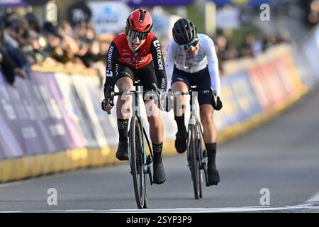 Ninove, Belgien. März 2025. Belgische Lotte Claes of Arkea - B&B Hotels Women gewinnt vor der polnischen Aurela Nerlo von Winspace Orange Seal beim eintägigen Radrennen Omloop Het Nieuwsblad (UCI World Tour), 137 km von Gent nach Ninove, Samstag, den 1. März 2025. BELGA FOTO DIRK WAEM Credit: Belga News Agency/Alamy Live News Stockfoto