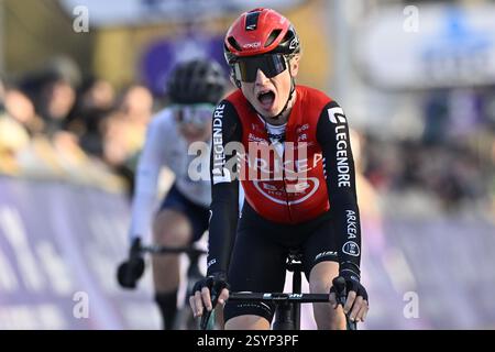 Ninove, Belgien. März 2025. Belgische Lotte Claes of Arkea - B&B Hotels Women gewinnt vor der polnischen Aurela Nerlo von Winspace Orange Seal beim eintägigen Radrennen Omloop Het Nieuwsblad (UCI World Tour), 137 km von Gent nach Ninove, Samstag, den 1. März 2025. BELGA FOTO DIRK WAEM Credit: Belga News Agency/Alamy Live News Stockfoto