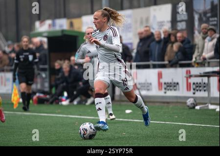 Heerlen, Niederlande. März 2025. Heerlen, Niederlande, 01. März 2025: Tiny Hoekstra (19 Ajax) kontrolliert den Ball während des Azerion Vrouwen Eredivisie-Spiels zwischen Fortuna Sittard Vrouwen und Ajax Vrouwen im Sportpark Pronsebroek in Heerlen (Niederlande) (Martin Pitsch/SPP) Credit: SPP Sport Press Photo. /Alamy Live News Stockfoto