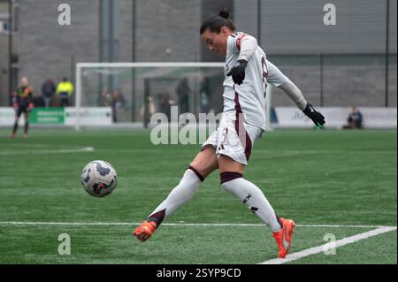 Heerlen, Niederlande. März 2025. Heerlen, Niederlande, 01. März 2025: Sherida Spitse (8 Ajax) schießt den Ball während des Azerion Vrouwen Eredivisie-Spiels zwischen Fortuna Sittard Vrouwen und Ajax Vrouwen im Sportpark Pronsebroek in Heerlen (Niederlande) (Martin Pitsch/SPP) Credit: SPP Sport Press Photo. /Alamy Live News Stockfoto