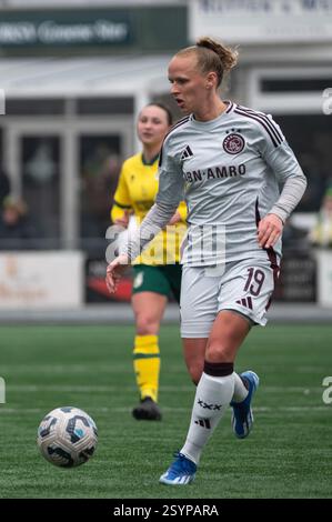 Heerlen, Niederlande. März 2025. Heerlen, Niederlande, 01. März 2025: Tiny Hoekstra (19 Ajax) kontrolliert den Ball während des Azerion Vrouwen Eredivisie-Spiels zwischen Fortuna Sittard Vrouwen und Ajax Vrouwen im Sportpark Pronsebroek in Heerlen (Niederlande) (Martin Pitsch/SPP) Credit: SPP Sport Press Photo. /Alamy Live News Stockfoto