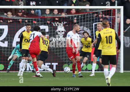 Utrecht, Niederlande. März 2025. UTRECHT, NIEDERLANDE - 1. MÄRZ: Paxten Aaronson vom FC Utrecht schießt beim niederländischen Eredivisie-Spiel zwischen dem FC Utrecht und NAC Breda am 1. März 2025 im Stadion de Galgenwaard in Utrecht, Niederlande. (Foto: Ben Gal/Orange Pictures) Credit: Orange Pics BV/Alamy Live News Stockfoto