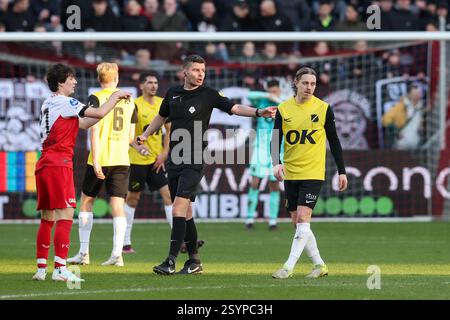 Utrecht, Niederlande. März 2025. UTRECHT, NIEDERLANDE - 1. MÄRZ: Schiedsrichter Erwin blank, Elias Mar Omarsson von NAC Breda während des niederländischen Eredivisie-Spiels zwischen FC Utrecht und NAC Breda im Stadion de Galgenwaard am 1. März 2025 in Utrecht, Niederlande. (Foto: Ben Gal/Orange Pictures) Credit: Orange Pics BV/Alamy Live News Stockfoto