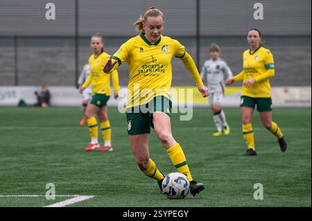 Heerlen, Niederlande. März 2025. Heerlen, Niederlande, 01. März 2025: Rosa van Wershoven (24 Fortuna Sittard Vrouwen) kontrolliert den Ball während des Azerion Vrouwen Eredivisie-Spiels zwischen Fortuna Sittard Vrouwen und Ajax Vrouwen im Sportpark Pronsebroek in Heerlen (Niederlande) (Martin Pitsch/SPP) Credit: SPP Sport Press Photo. /Alamy Live News Stockfoto