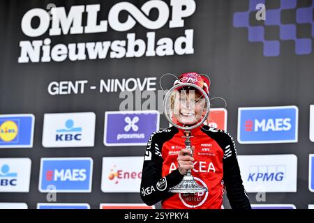 Ninove, Belgien. März 2025. Belgische Lotte Claes of Arkea - B&B Hotels Women feiert auf dem Podium nach dem Sieg des eintägigen Radrennens Omloop Het Nieuwsblad (UCI World Tour), 137,9km von Gent nach Ninove, Samstag, 1. März 2025. BELGA FOTO DIRK WAEM Credit: Belga News Agency/Alamy Live News Stockfoto