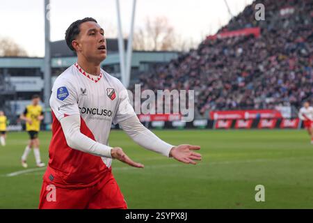 Utrecht, Niederlande. März 2025. UTRECHT, NIEDERLANDE - 1. MÄRZ: Miliano Jonathans vom FC Utrecht bittet die Utrechtfans um Unterstützung beim niederländischen Eredivisie-Spiel zwischen FC Utrecht und NAC Breda im Stadion de Galgenwaard am 1. März 2025 in Utrecht, Niederlande. (Foto: Ben Gal/Orange Pictures) Credit: Orange Pics BV/Alamy Live News Stockfoto