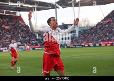 Utrecht, Niederlande. März 2025. UTRECHT, NIEDERLANDE - 1. MÄRZ: Miliano Jonathans vom FC Utrecht bittet die Utrechtfans um Unterstützung beim niederländischen Eredivisie-Spiel zwischen FC Utrecht und NAC Breda im Stadion de Galgenwaard am 1. März 2025 in Utrecht, Niederlande. (Foto: Ben Gal/Orange Pictures) Credit: Orange Pics BV/Alamy Live News Stockfoto