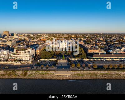Blick aus der Vogelperspektive auf den Jackson Square mit der Kirche der Saint Louis Cathedral und den umliegenden historischen Gebäuden aus dem French Quarter am Morgen. Der Histor Stockfoto