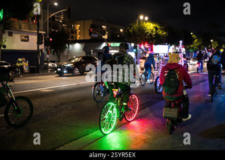 Los Angeles, USA. Dezember 2024. Weihnachtslicht-Radfahrer auf dem Hollywood BLVD. Stockfoto
