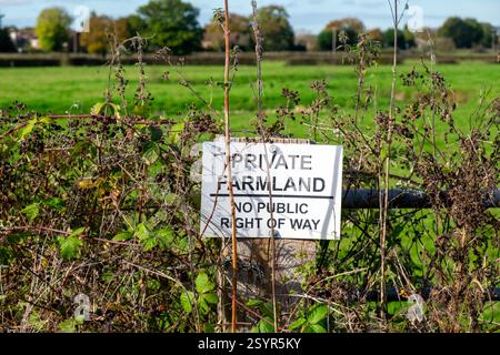 Privates Farmland-Schild, kein öffentliches Recht-auf-Weg-Schild, Surrey, England Stockfoto