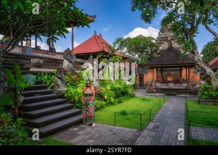 Bali, Indonesien, 10. Oktober 2024 Ein atemberaubender balinesischer Garten des Ubud Palace mit wunderschöner traditioneller Architektur, gewundenen Steinwegen und Stockfoto