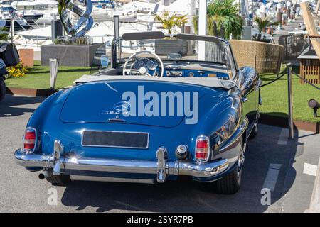 Klassischer blauer mercedes benz 190 sl Oldtimer in einem luxuriösen Yachthafen, der Raffinesse und Automobilgeschichte verkörpert Stockfoto