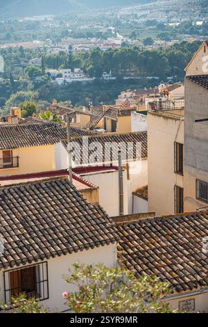 Blick auf die Ziegeldächer von Gebäuden in der Altstadt von Polop, Spanien Stockfoto
