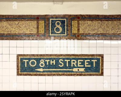 New York City - 20. November 2024: Haltestelle der New York City U-Bahn an der Linie 6, Lexington Avenue. Stockfoto