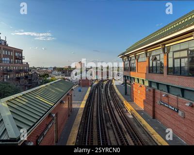 Brooklyn, New York - 9. September 2024: U-Bahn-Station Coney Island-Stillwell Avenue im Süden von Brooklyn, New York. Stockfoto