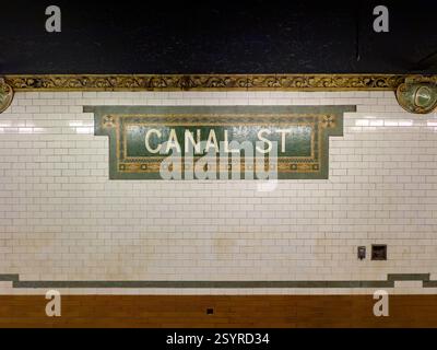 New York City - 20. November 2024: Canal Street Station der New York City Subway Linie 6, Lexington Avenue. Stockfoto