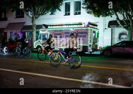 Los Angeles, USA. Dezember 2024. Weihnachtslicht-Radfahrer auf dem Hollywood BLVD. Stockfoto