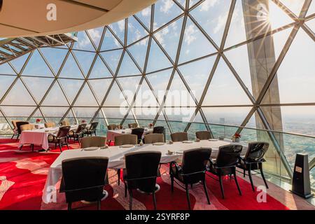 Riad, Saudi-Arabien - 8. Jannuary 2025: The Globe Sky-Bar Restaurant, luxuriöses kulinarisches Erlebnis im Al Faisaliah Tower, Riad, mit atemberaubender Aussicht Stockfoto