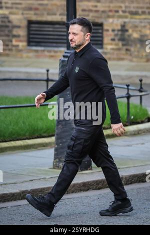 London, Großbritannien. März 2025. Wolodymyr Zelenskyy (Zelenski), Präsident der Ukraine, wird von Sir Keir Starmer, Premierminister des Vereinigten Königreichs, zu bilateralen Treffen in der Downing Street 10 begrüßt. Dies geschieht im Vorfeld des morgigen Gipfels der europäischen Staats- und Regierungschefs in der britischen Hauptstadt. Quelle: Imageplotter/Alamy Live News Stockfoto