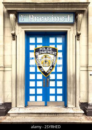 New York, USA - 26. September 2024: Eintritt in das erste Revier des New York City Police Department. Stockfoto