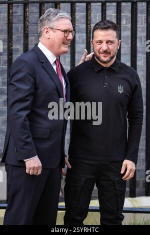 London, Großbritannien. März 2025. Wolodymyr Zelenskyy (Zelenski), Präsident der Ukraine, wird von Sir Keir Starmer, Premierminister des Vereinigten Königreichs, zu bilateralen Treffen in der Downing Street 10 begrüßt. Dies geschieht im Vorfeld des morgigen Gipfels der europäischen Staats- und Regierungschefs in der britischen Hauptstadt. Quelle: Imageplotter/Alamy Live News Stockfoto
