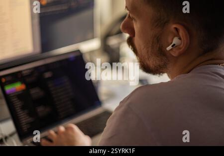 Büroleiter, der am Computer arbeitet Stockfoto